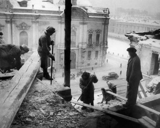 Восстановительные работы на Невском проспекте.1944 г.