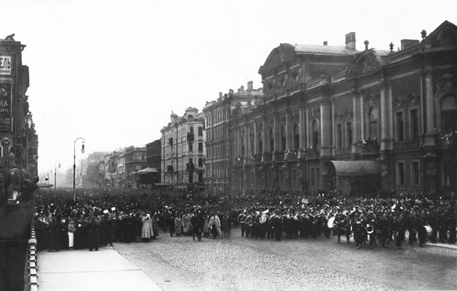 Торжественное шествие по Невскому проспекту моряков крейсера Варяг и канонерской лодки Кореец  1904