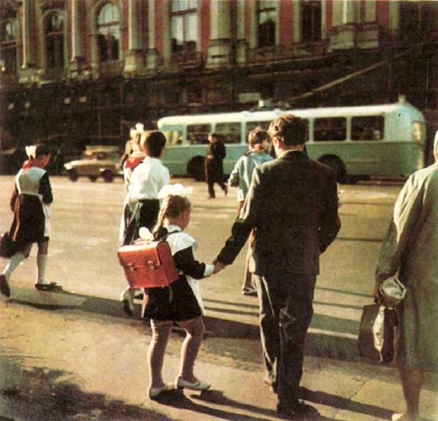 Первое сентября.Фотограф Р.Мазелев.Журнал "Костёр" 9, 1969 г.