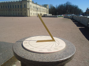 Гатчина.Солнечные часы у Гатчинского дворца.