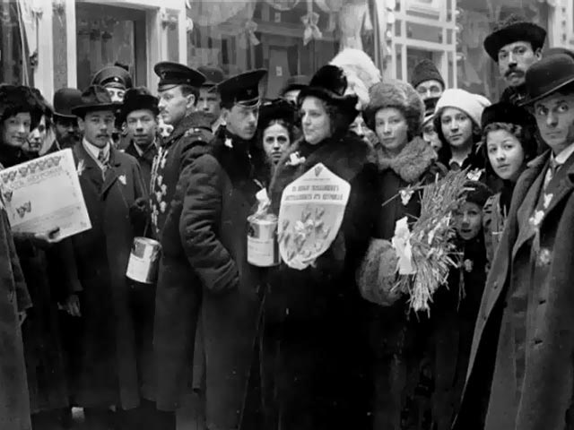 Группа сборщиков пожертвований в "День колоса ржи" в "Пассаже" на Невском проспекте.1912 г.