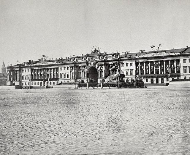 Вид здания Сената и Синода. Фотограф Альберт Эдуардович Фелиш .1872 г.