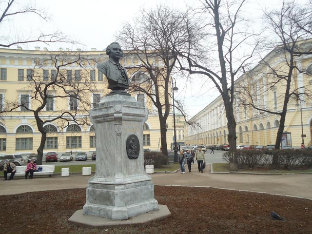Памятник Ломоносову в Петербурге