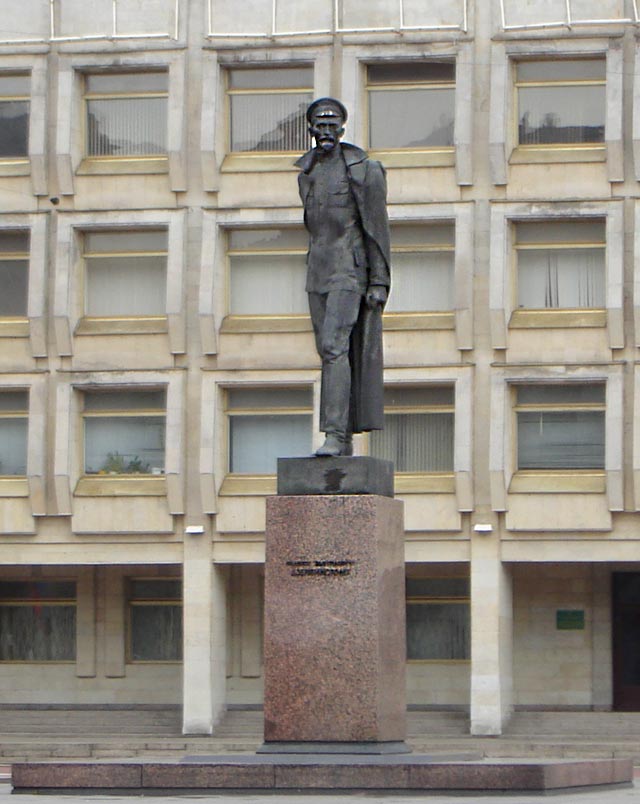 Памятник Ф.Дзержинскому. Скульпторы: Горевой В.Э., Кубасов С.А. Архитектор: Бухаев В.Б. 1981 г.