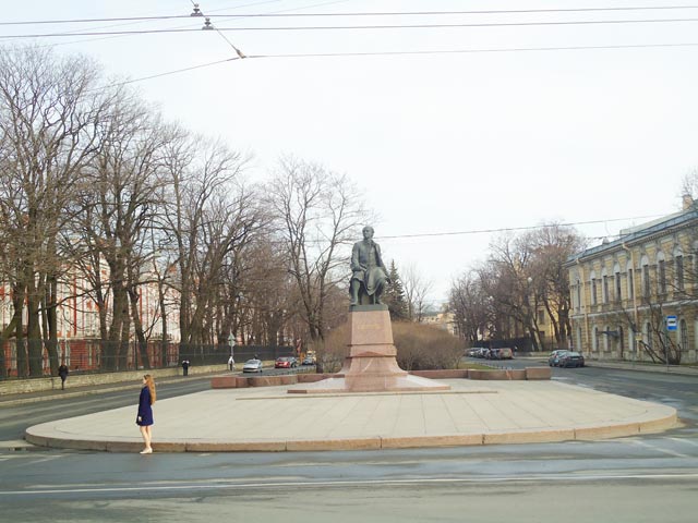 памятник ломоносову университетская наб