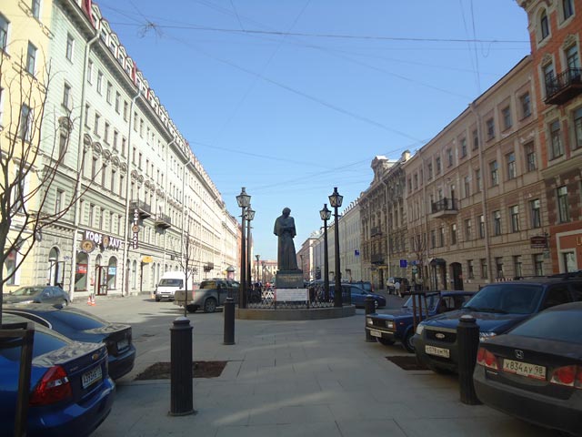 Памятник Гоголю в Санкт-Петербурге