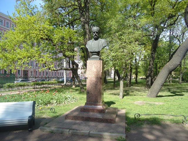 Таврический сад.Памятник П.И.Чайковскому.