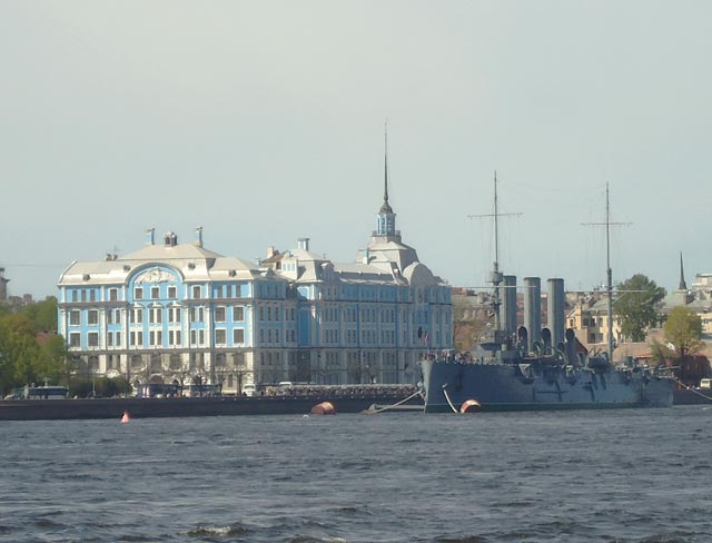 Училищный дом им. Петра Великого.Крейсер Аврора.
