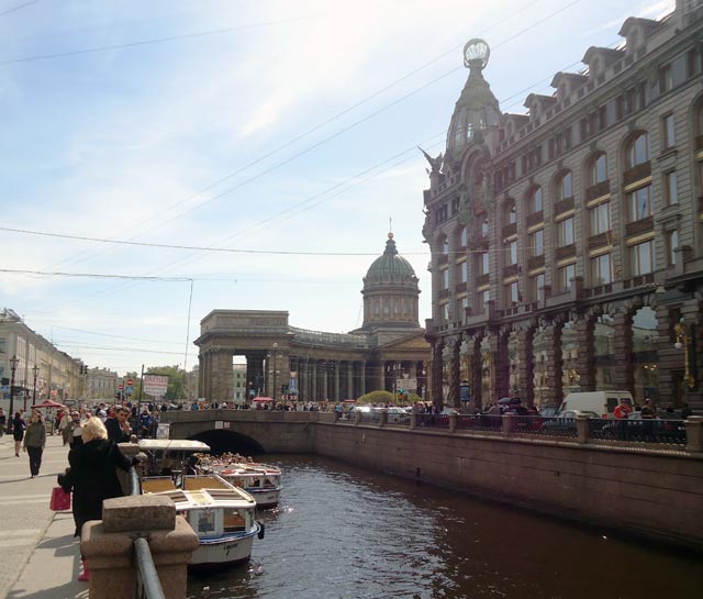 Водные экскурсии по рекам и каналам Санкт-Петербурга.Фото