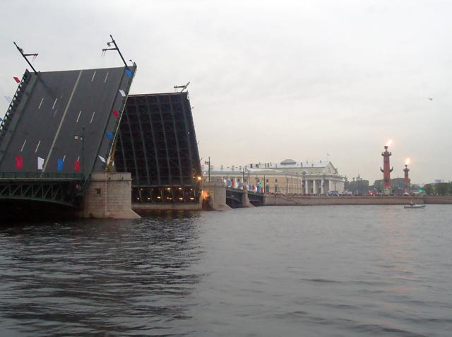 Дворцовый мост.Биржа.Ростральные колонны.