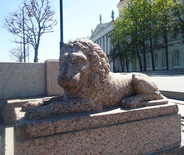 львы у здания таможни