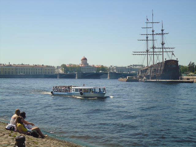 Таможня (Пушкинский дом).Биржевой мост.