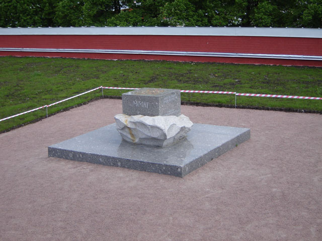 Памятный знак,камень о заложении первого бастиона Петропавловской крепости