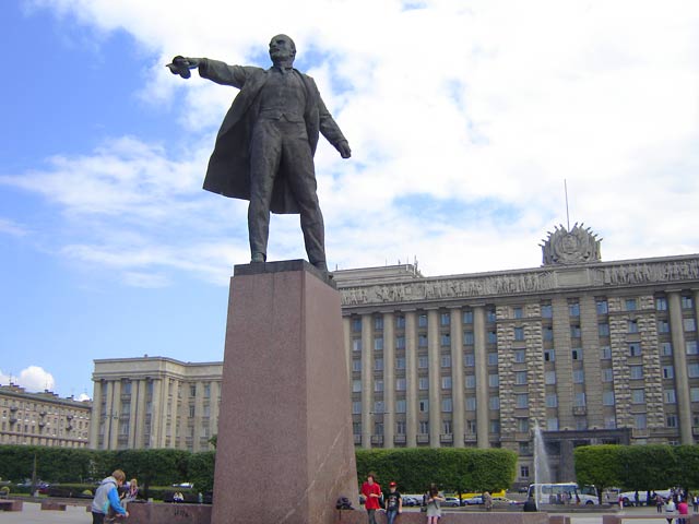 Памятник Ленину.Дом советов.
