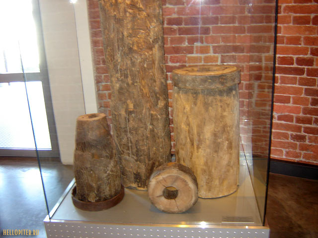 Фрагменты деревянных водопроводных труб.XVIII век.