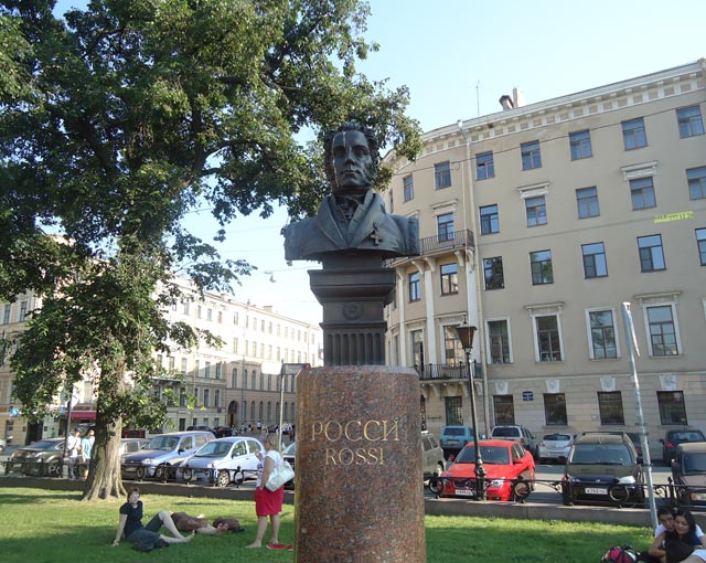 Манежная площадь. Бюст Карло Росси