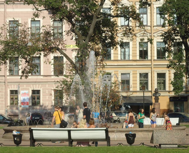 Скульптуры преподнесены в дар Петербургу в честь его 300-летия городом-побратимом Миланом.