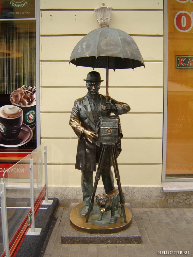 Памятник Петербургскому фотографу.Малая Садовая улица.