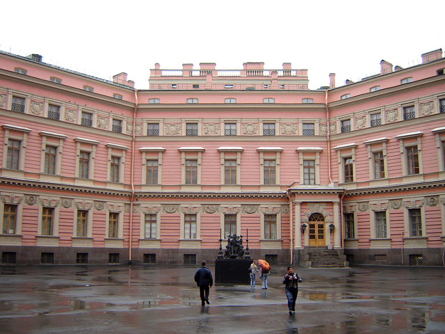 Памятник Павлу I во внутреннем дворе Михайловского замка
