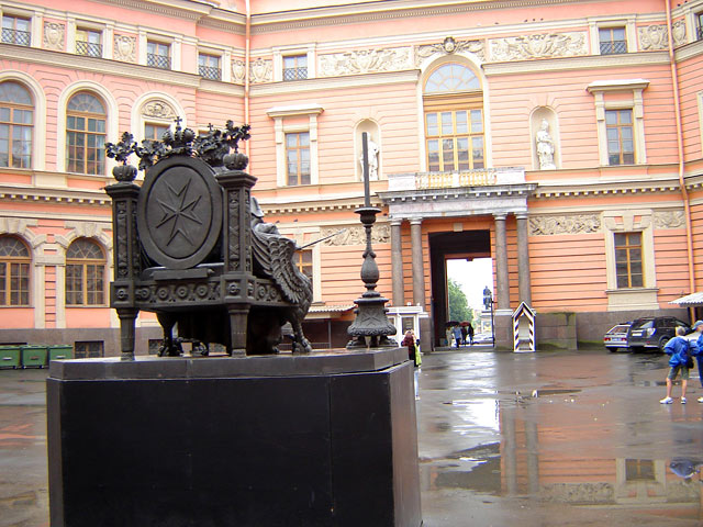 Памятник Павлу I во внутреннем дворе Михайловского замка