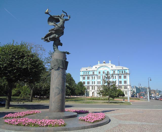 Памятник "300-летию Российского флота".Училищный дом им. Петра Великого.