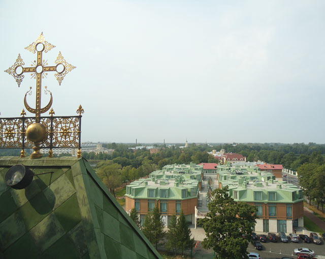 Петропавловский собор в Петергофе.Вид на гостиницу" Самсон".