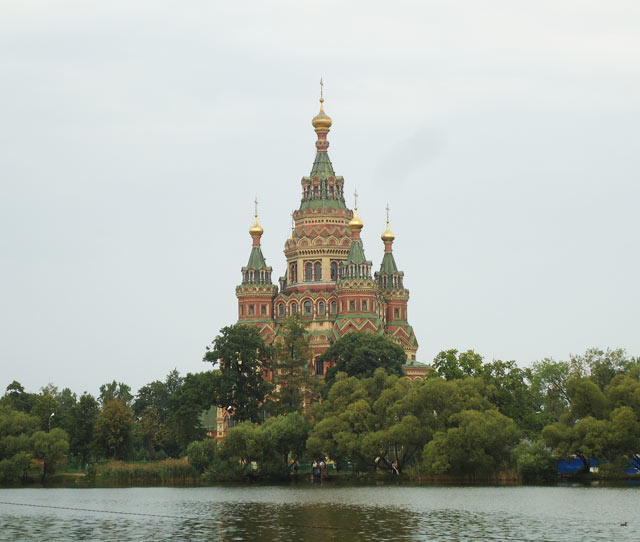 Собор святых апостолов Петра и Павла в Петергофе.Вид со стороны Ольгина пруда.