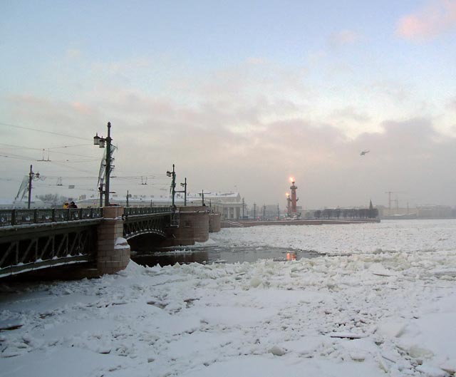 Дворцовый мост.Биржа.Ростральные колонны.