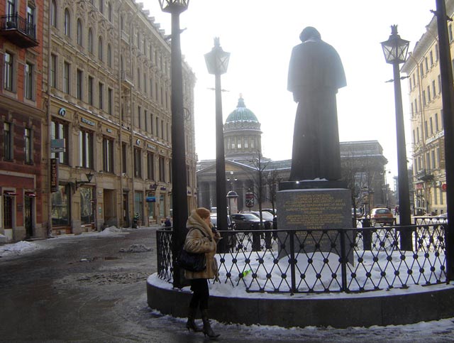 Памятник Гоголю в Санкт-Петербурге