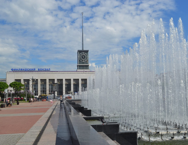 Поющие фонтаны у Финляндского вокзала