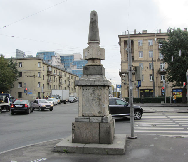 Верстовой столб на пр.Стачек , напротив сада 9-го января.