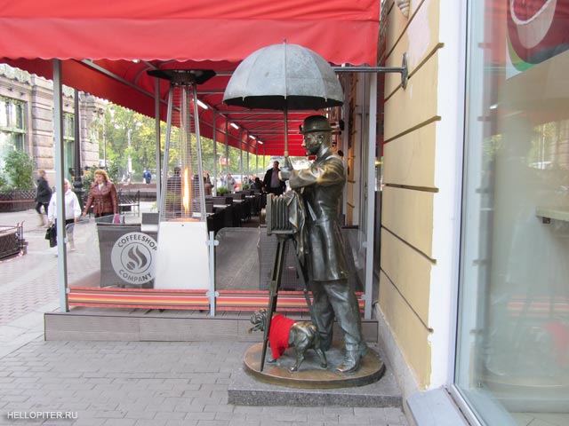 Памятник Петербургскому фотографу