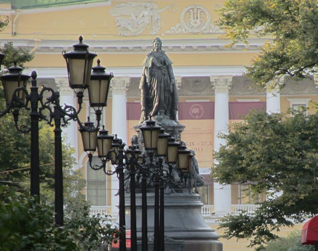 Памятник Екатерине II. Вид с Малой Садовой улицы.