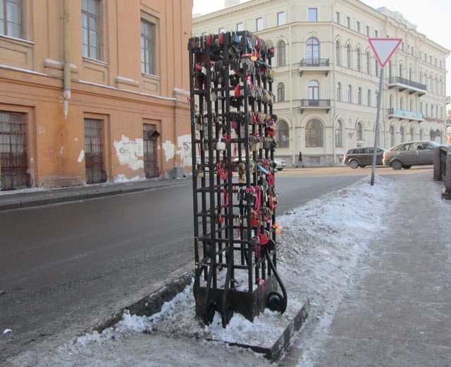 Поцелуев мост.Дополнительная конструкция для замков.Санкт-Петербург