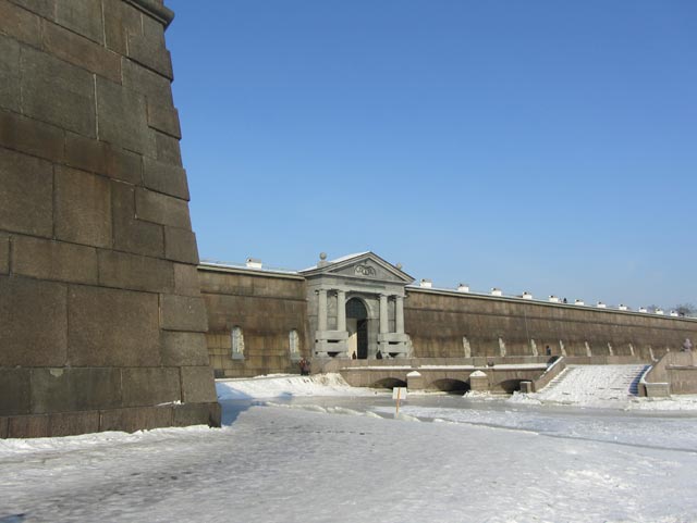 Невские ворота Петропавловской крепости.