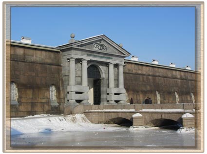 Невские ворота Петропавловской крепости.