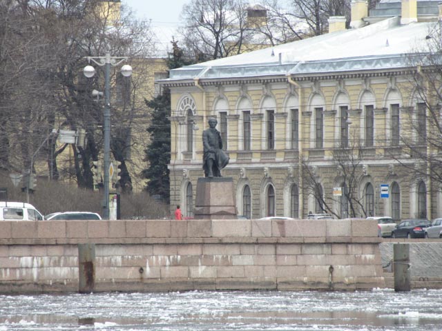 Памятник Ломоносову М.В. Вид со стороны Невы.
