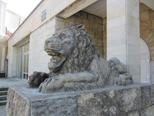 Лев у входа в зоопарк.Санкт-Петербург