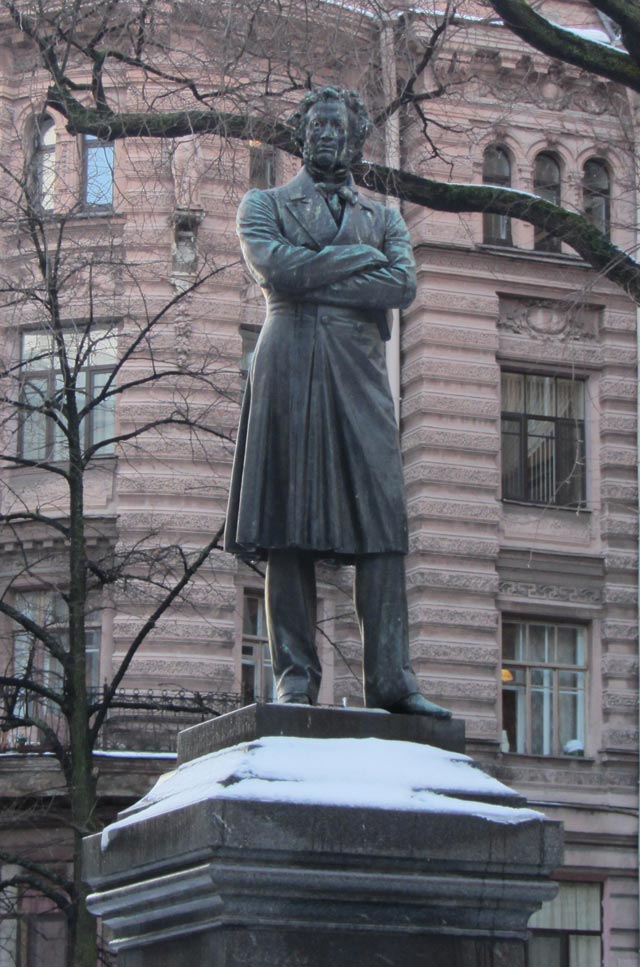 Памятник Пушкину А.С. на Пушкинской улице в Петербурге