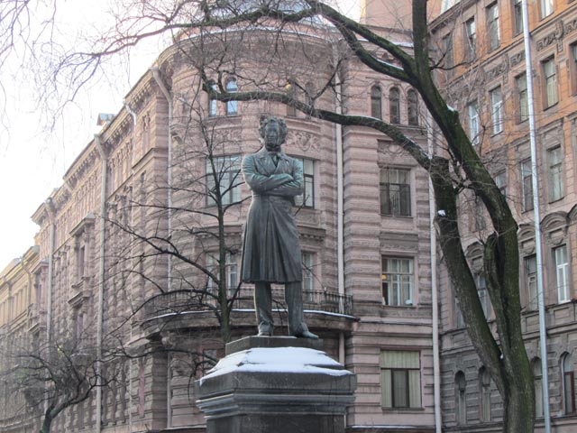 Памятник Пушкину А.С. на Пушкинской улице в Петербурге