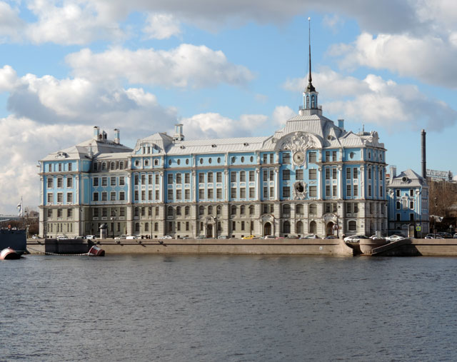 Училищный дом им. Петра Великого.
