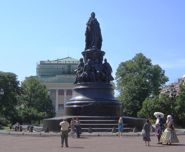 памятник екатерине 2 фото