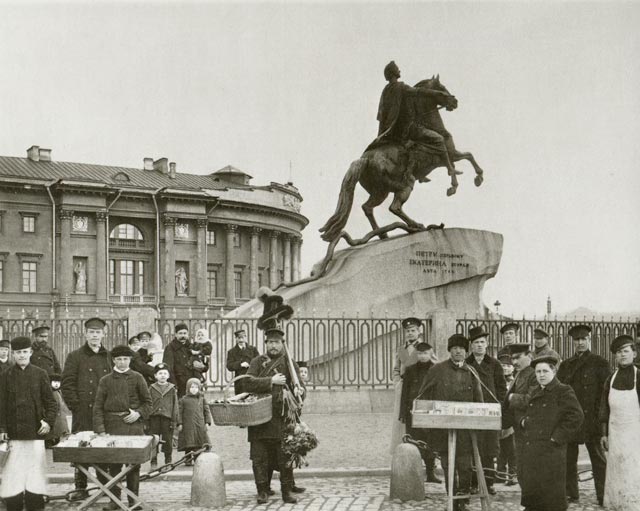 Группа разносчиков на площади императора Петра I.Фотоателье Буллы.1910-е гг.
