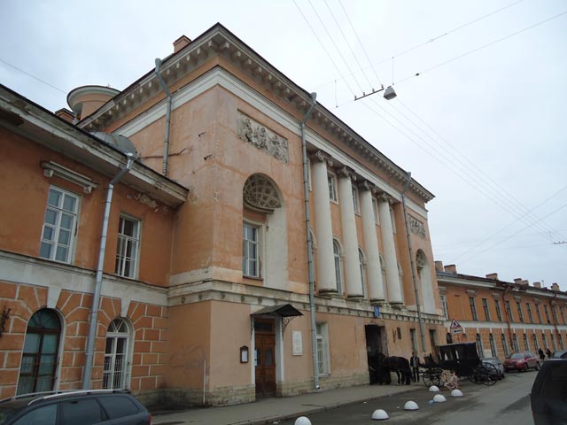 Конюшенный двор фото