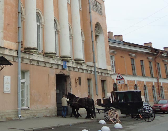 Конюшенный двор фото