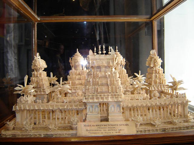 Модель индуистского храма.Выполнена из дерева шоло.Привезена из Индии в 1915 г.