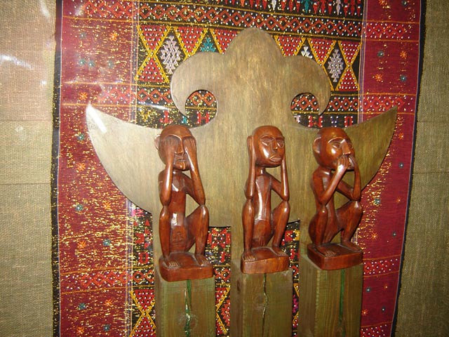 Кунсткамера.Зал "Индонезия".Батакские вещи.Фигурки символизируют необходимость отрешения от земных соблазнов
