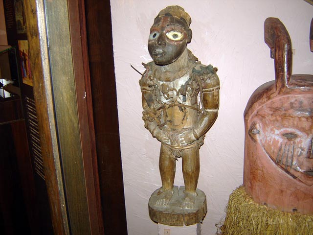 Магическая статуэтка нкиси.Конго.В фигурку вбивали раскаленные гвозди, чтобы заключенный в ней нкиси разъярился и строго наказывал воров.