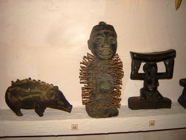 Нкиси.Фигурки используемые в магических ритуалах.