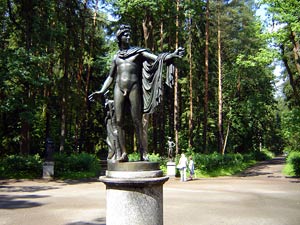 Площадь двенадцати дорожек.Аполлон